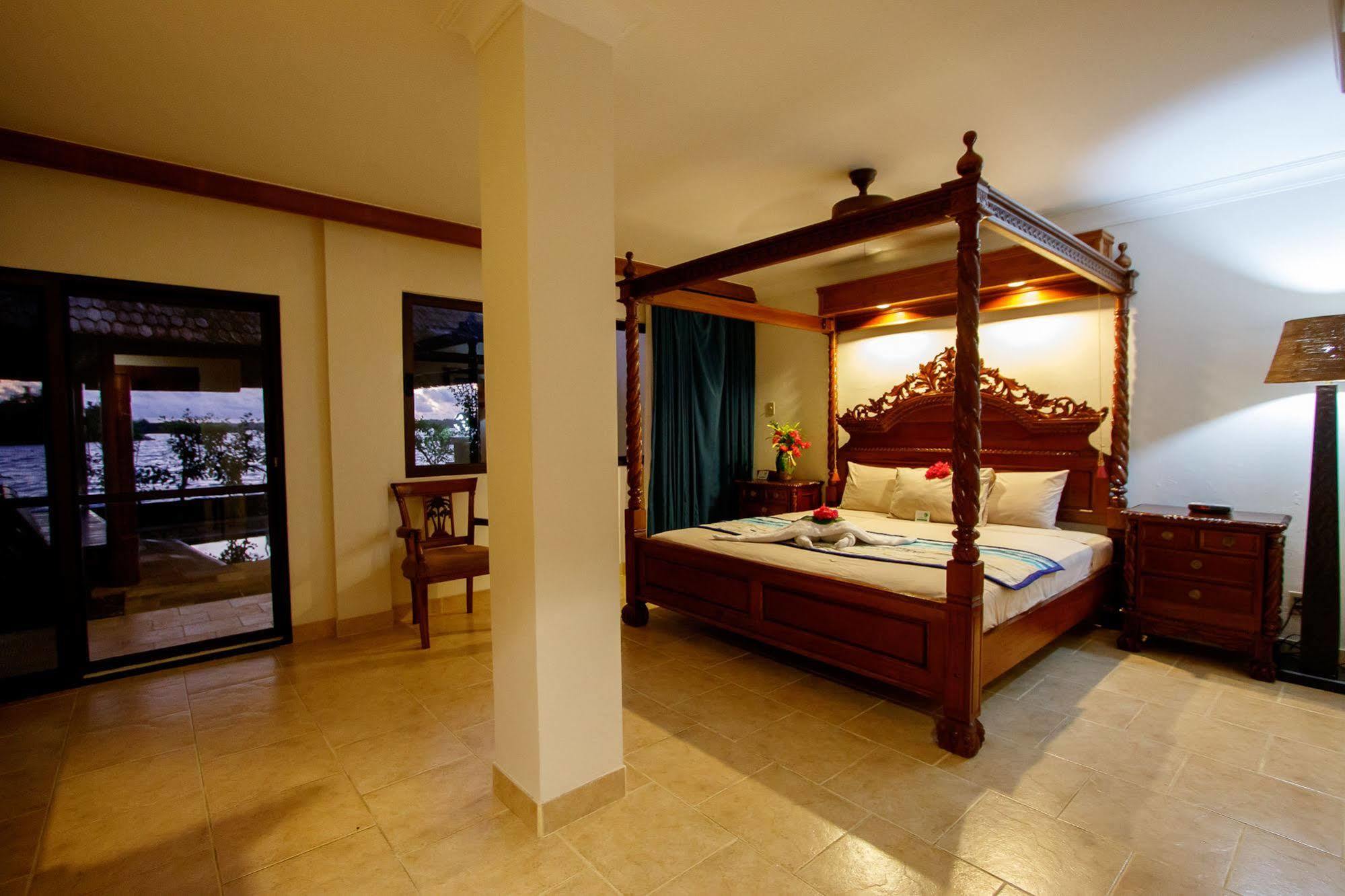 Manta Ray Bay Resort Колонія Екстер'єр фото