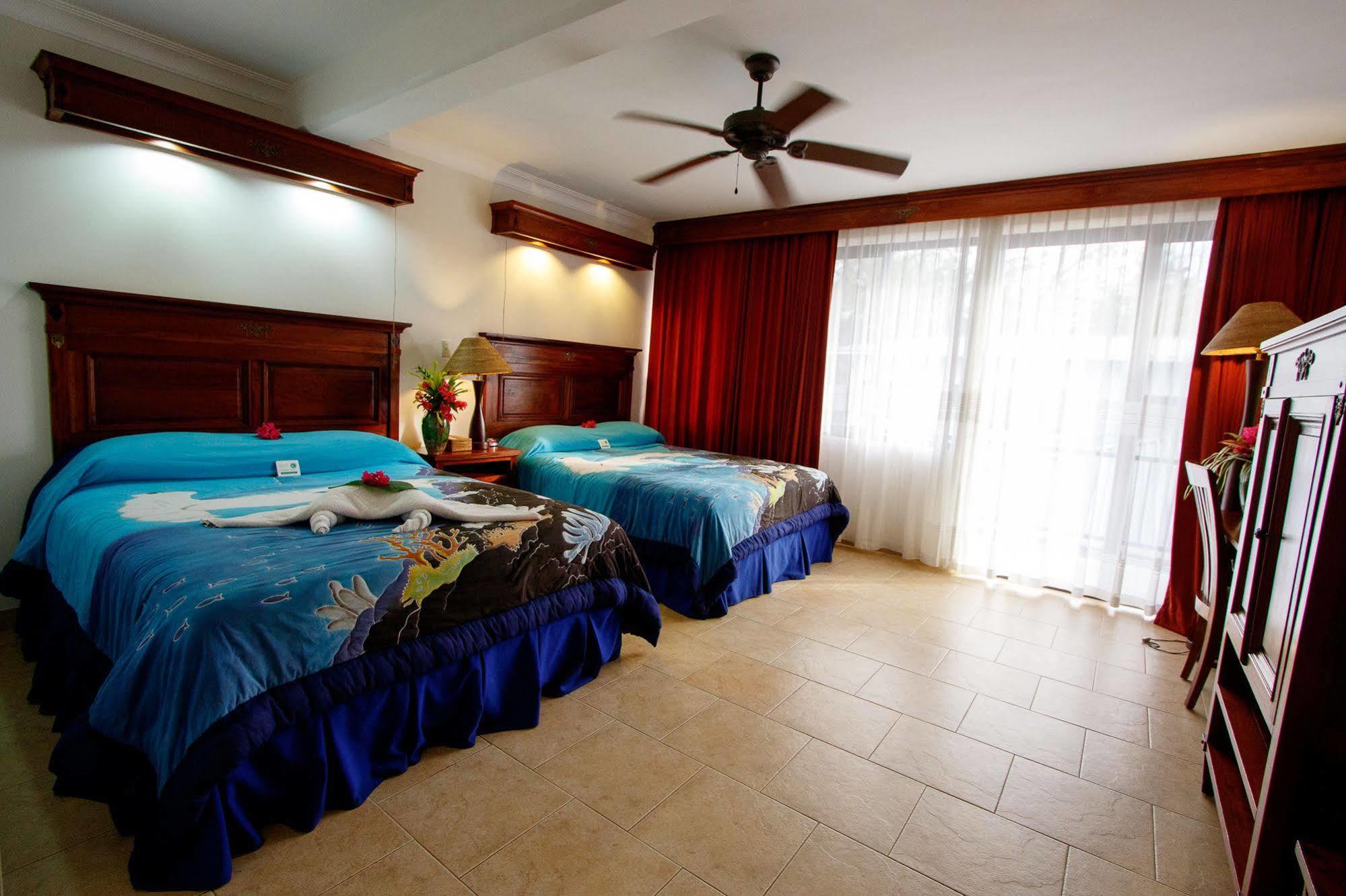 Manta Ray Bay Resort Колонія Екстер'єр фото