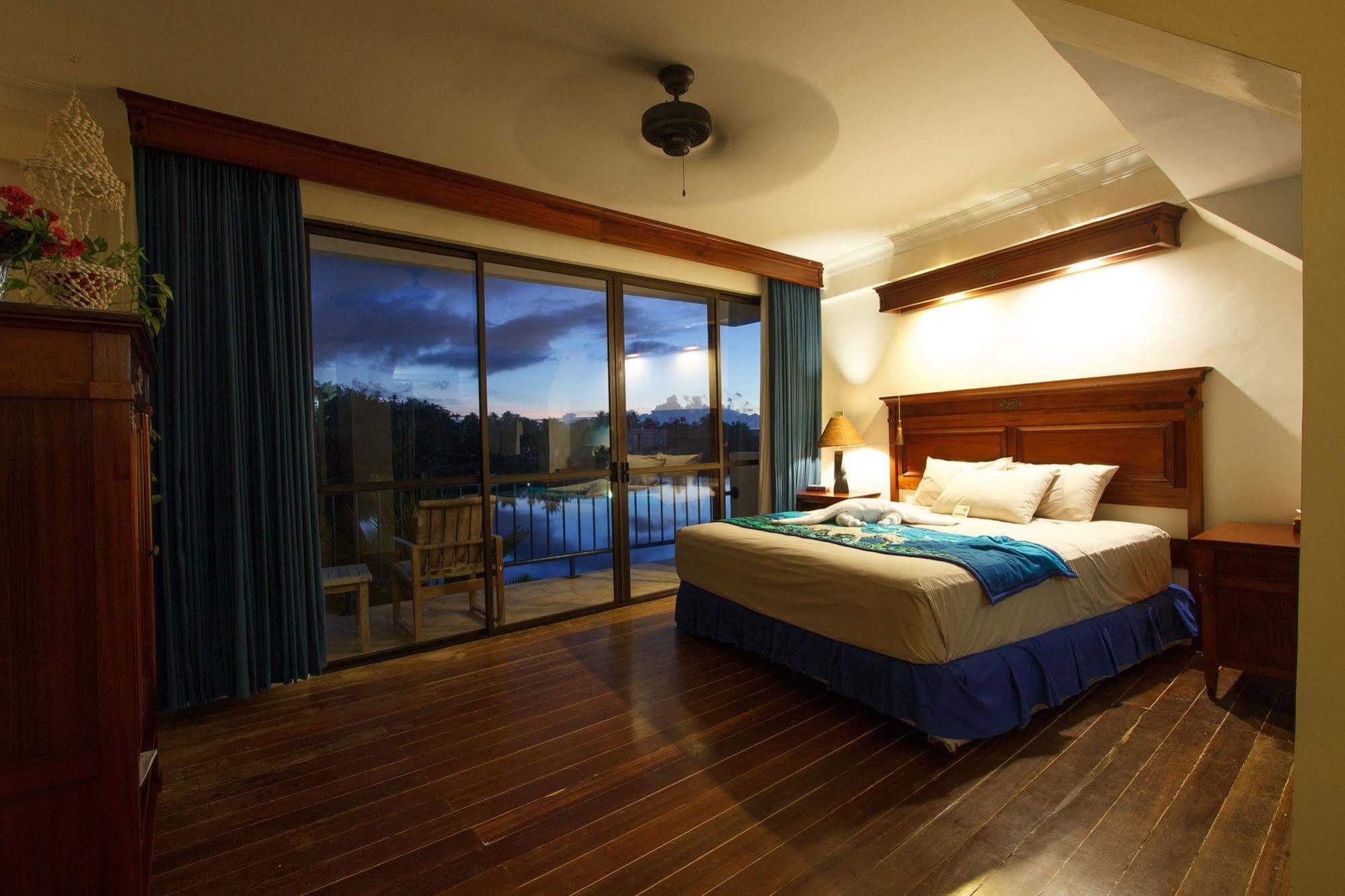 Manta Ray Bay Resort Колонія Екстер'єр фото