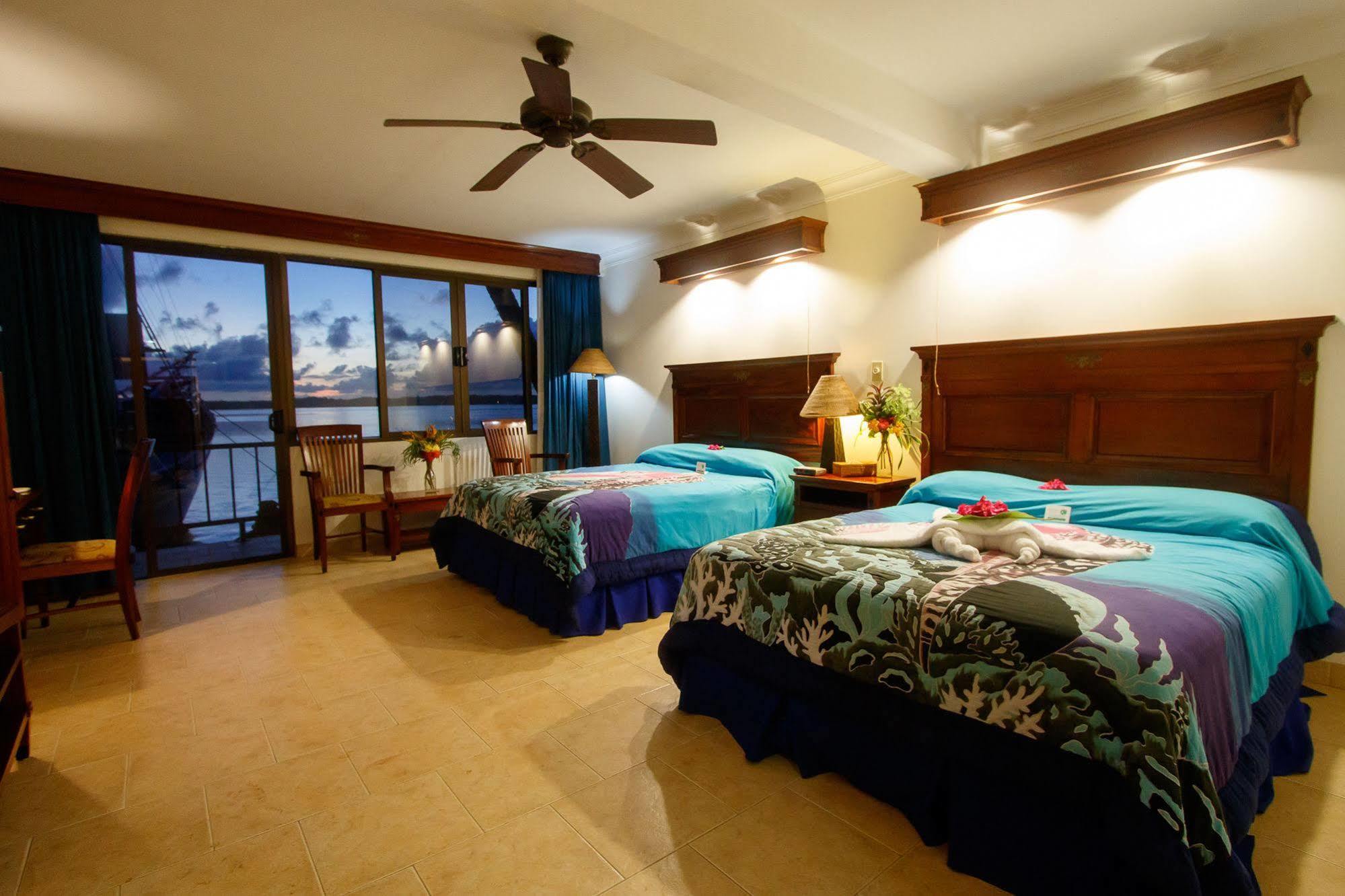 Manta Ray Bay Resort Колонія Екстер'єр фото