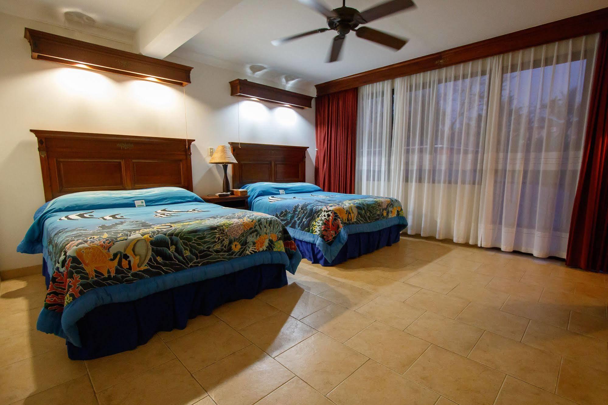 Manta Ray Bay Resort Колонія Екстер'єр фото