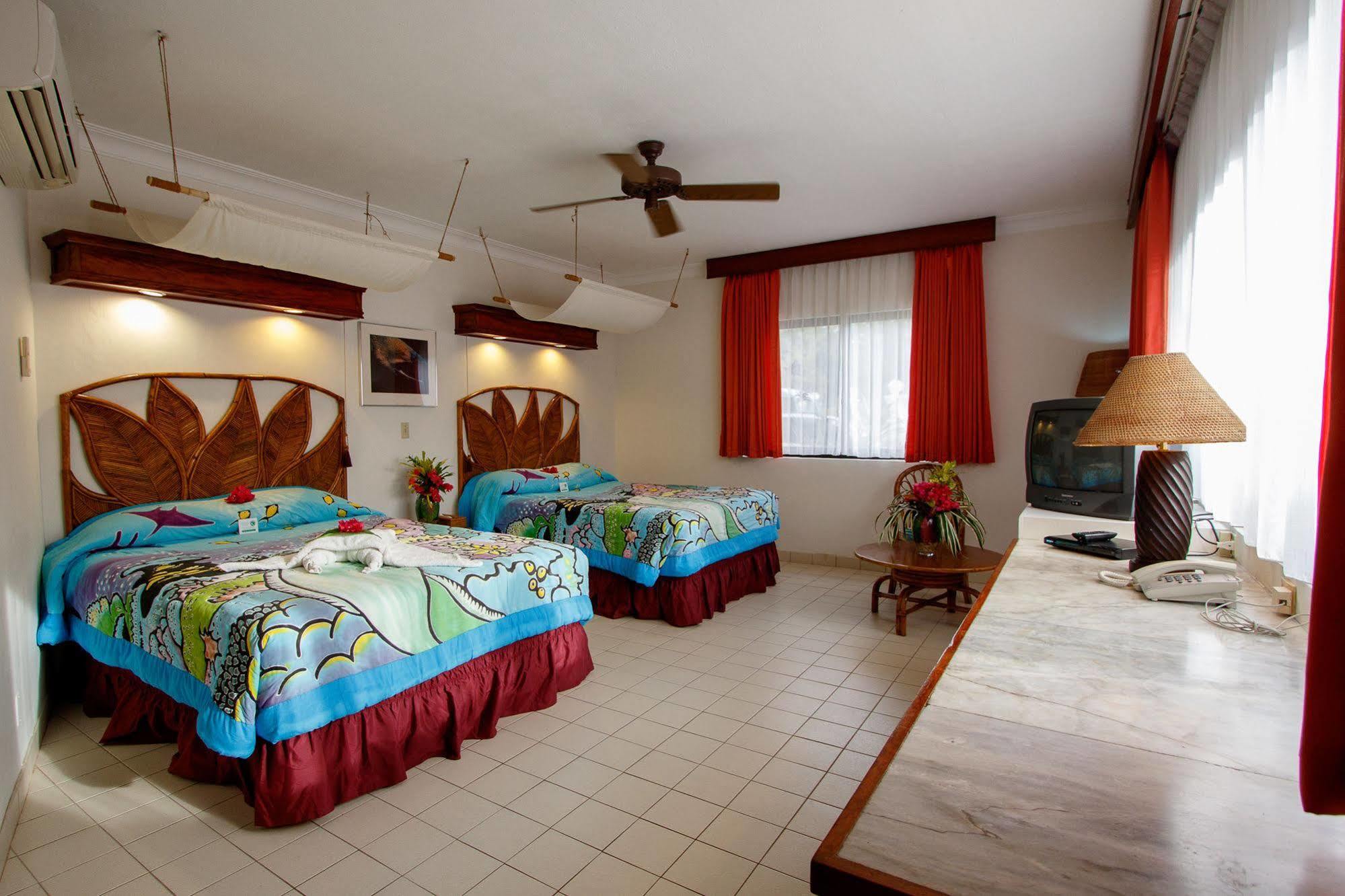 Manta Ray Bay Resort Колонія Екстер'єр фото