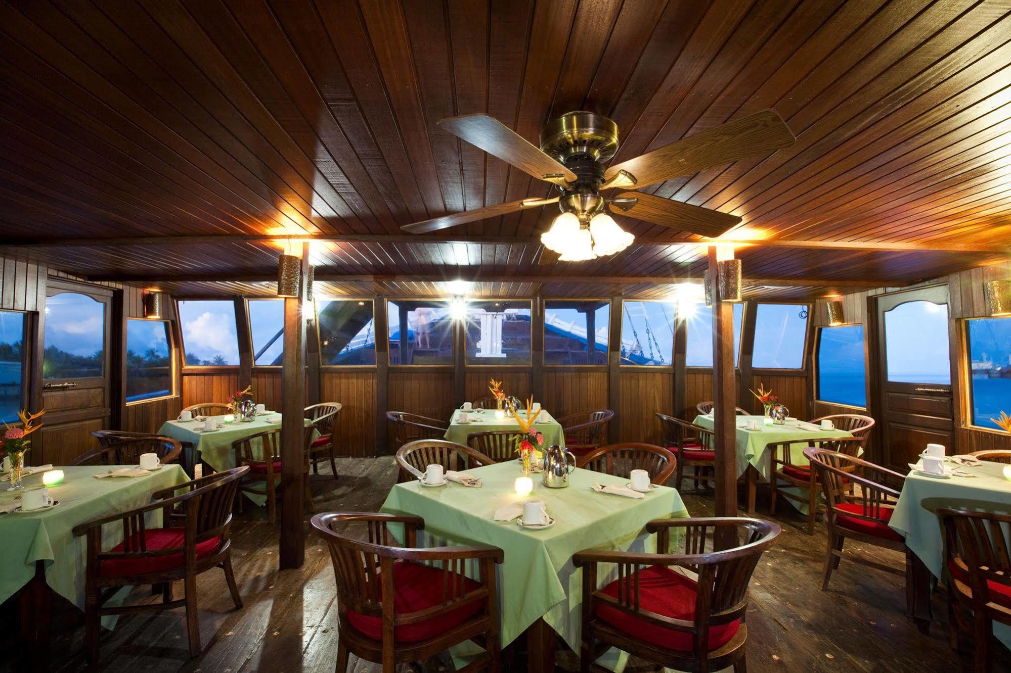 Manta Ray Bay Resort Колонія Екстер'єр фото