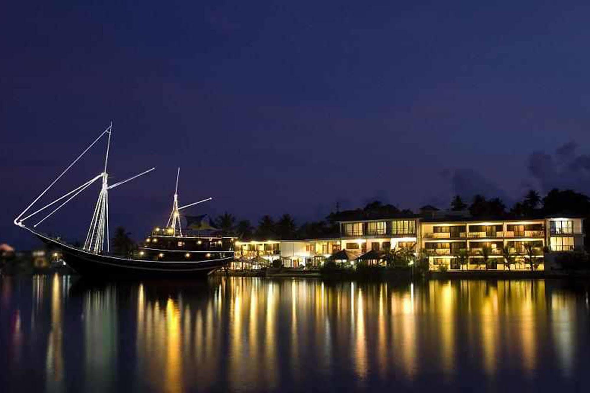 Manta Ray Bay Resort Колонія Екстер'єр фото